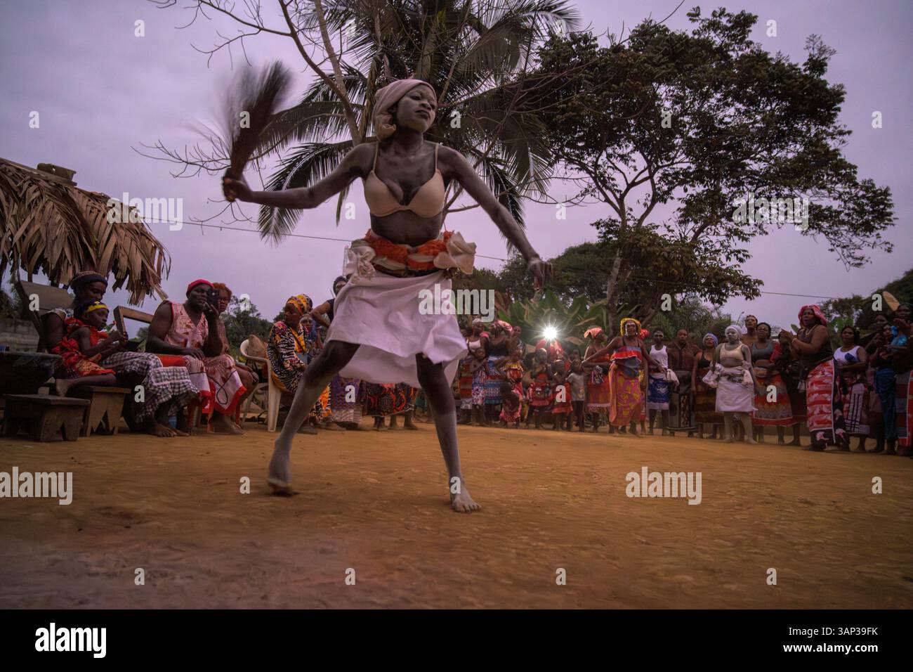 Des femmes dansent pendant une cérémonie de Bwiti. Le Bwiti est une pratique animiste dans laquelle les participants consomment de l’iboga. Banque D'Images