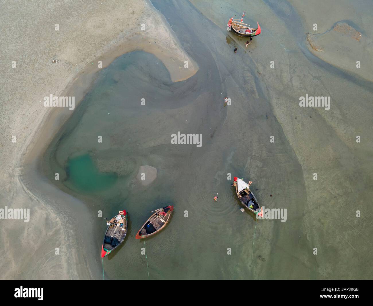 Vue aérienne des bateaux de pêche sur la paisible plage d'Inani avec la pittoresque plage de Cox's Bazar Sea Beach, Cox's Bazar, Bangladesh. Banque D'Images