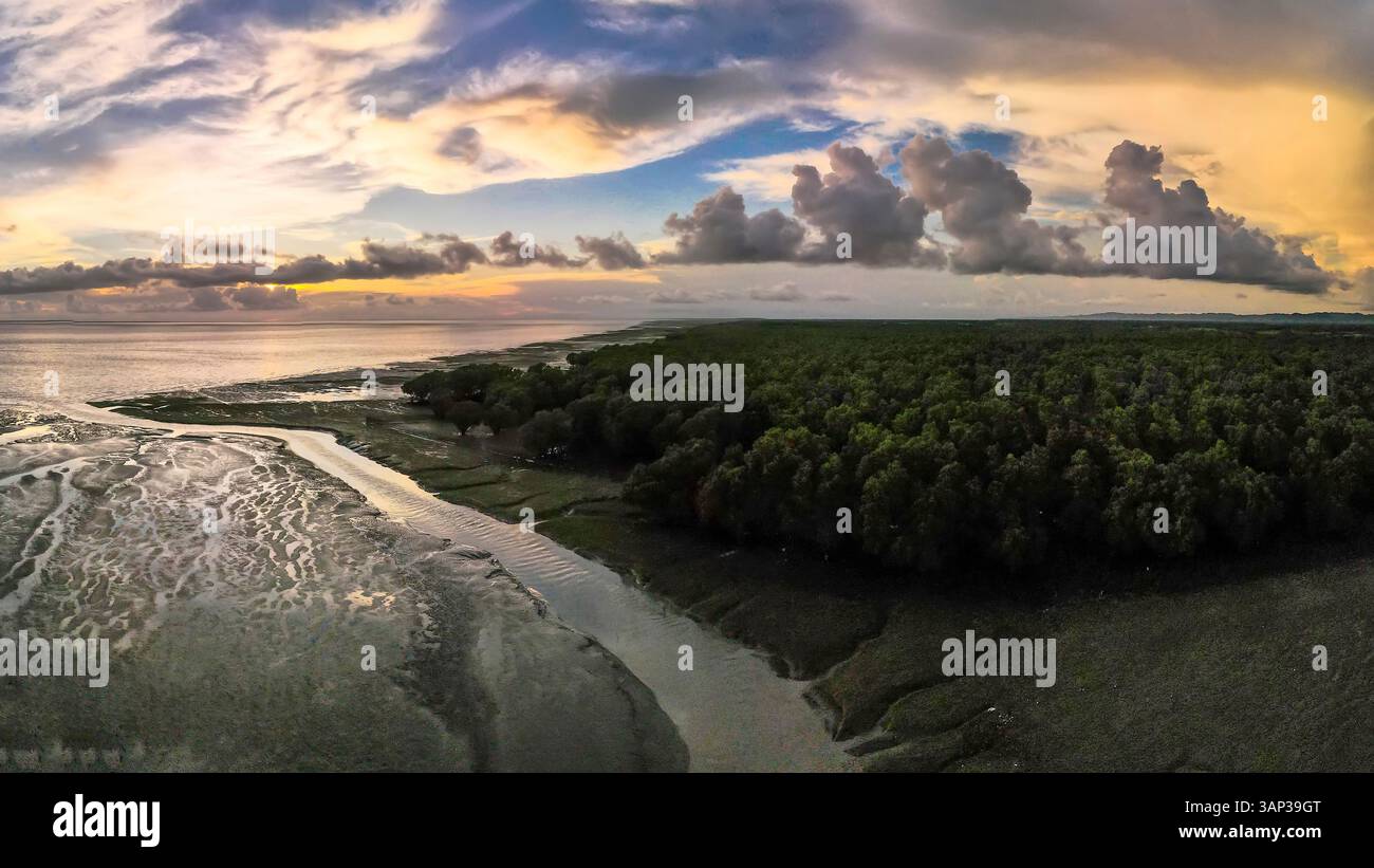 Vue aérienne de guliakhali plage avec mangroves sereines et mer tranquille au coucher du soleil, Chittagong, Bangladesh. Banque D'Images