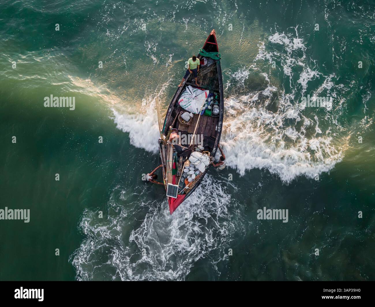 Vue aérienne de la plage d'Inani avec des bateaux de pêche et des gens appréciant les vagues de l'océan, Cox's Bazar, Bangladesh. Banque D'Images