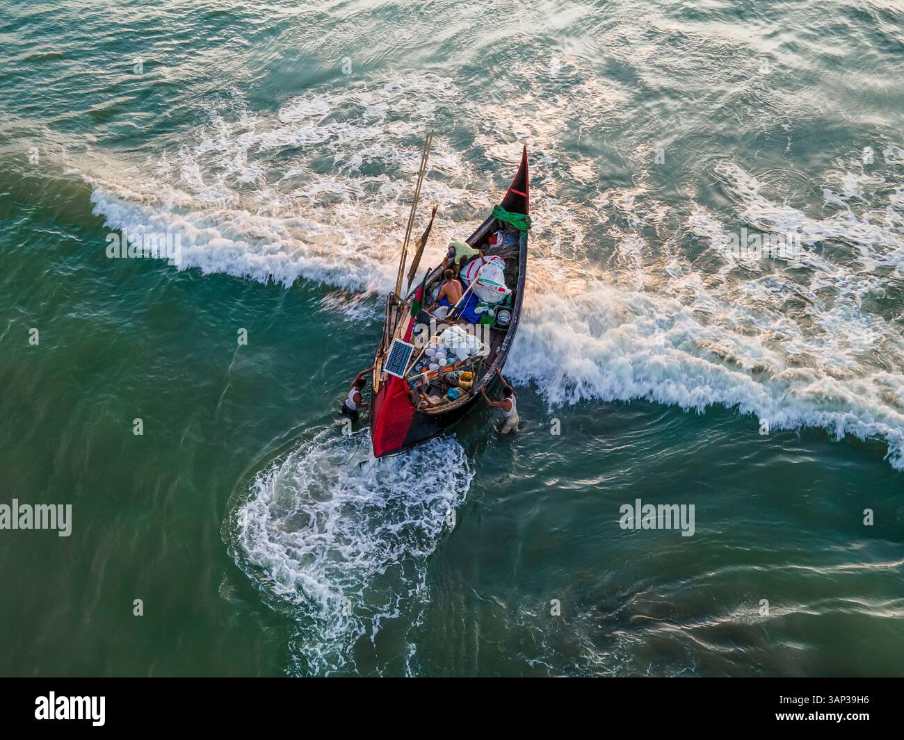 Vue aérienne des bateaux de pêche sur la belle plage d'Inani avec des vagues tranquilles et l'océan Azur, Cox's Bazar, Bangladesh. Banque D'Images