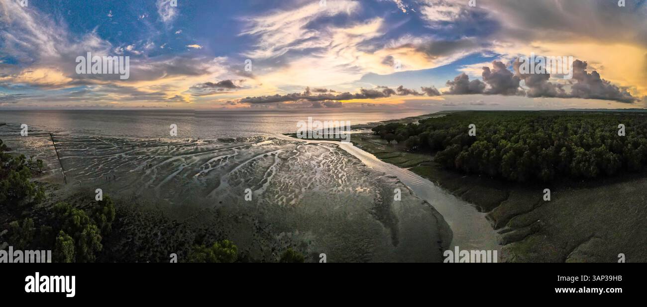 Vue aérienne de la plage de Guliakhali avec océan serein et mangroves tranquilles au coucher du soleil, Chittagong, Bangladesh. Banque D'Images