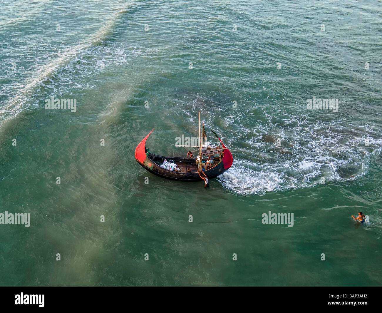 Vue aérienne des bateaux de pêche sur la plage d'Inani avec des vagues tranquilles de l'océan, Cox's Bazar, Bangladesh. Banque D'Images