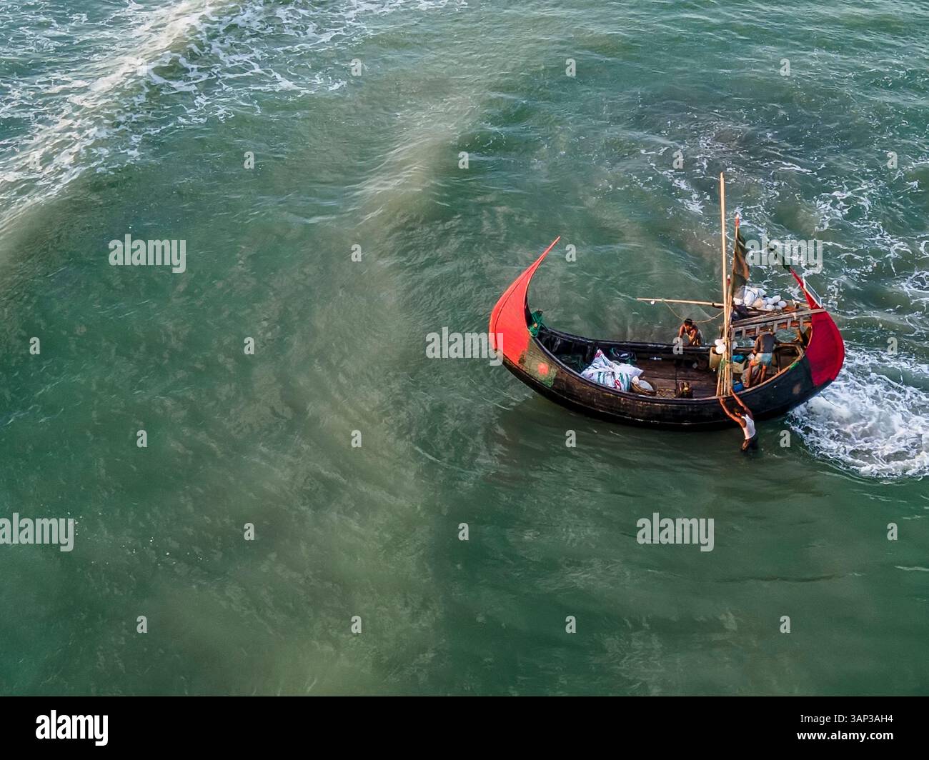 Vue aérienne de bateaux de pêche sur des eaux claires avec des vagues à Inani Beach, Cox's Bazar, Bangladesh. Banque D'Images