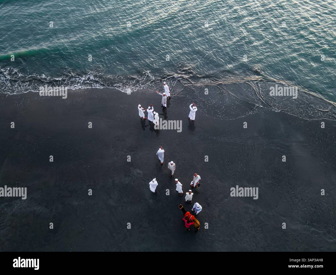 Vue aérienne de la belle plage d'Inani avec des gens se rassemblant par les vagues de l'océan sereines, Cox's Bazar, Bangladesh. Banque D'Images