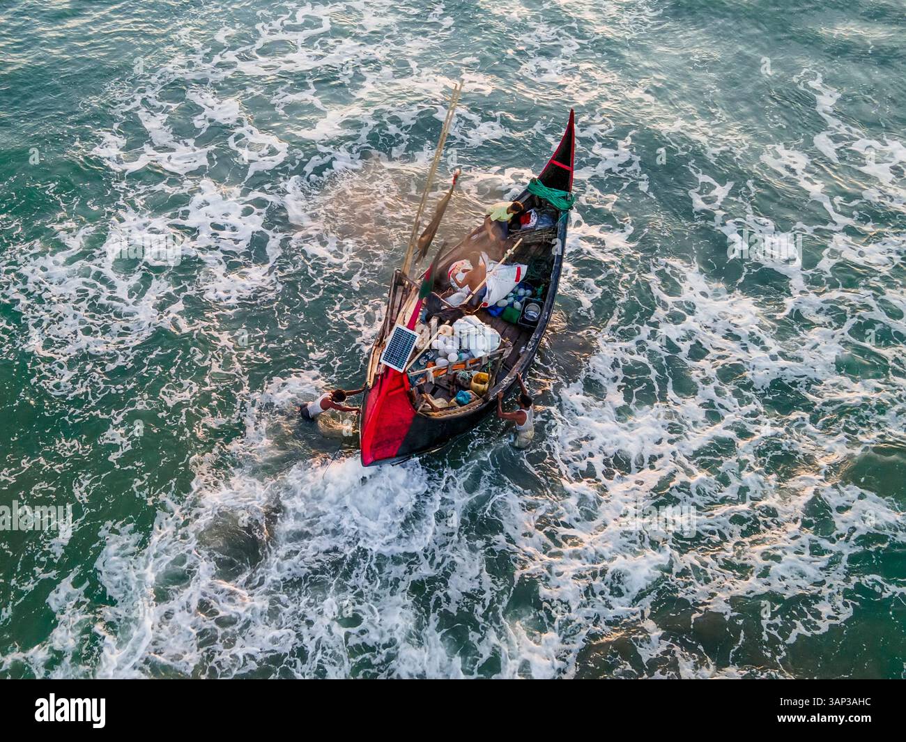 Vue aérienne de la plage d'Inani avec des bateaux de pêche et des vagues bleu clair de l'océan, Cox's Bazar, Bangladesh. Banque D'Images