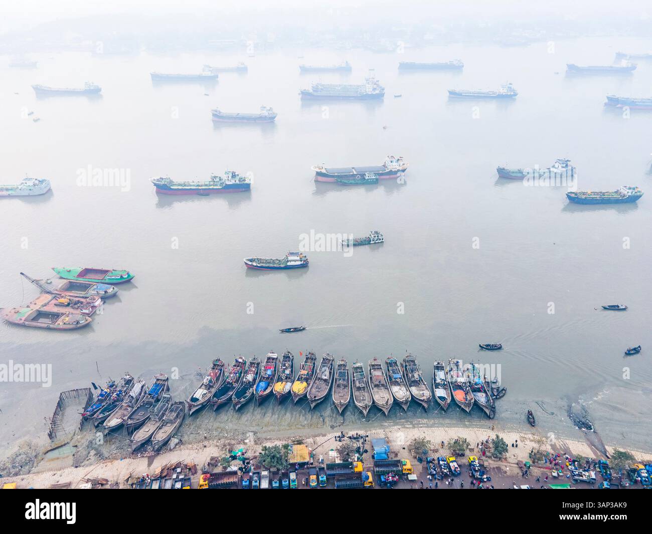 Vue aérienne de bateaux de pêche et de cargos à Fishery Ghat sur la rivière Karnaphuli, Chittagong, Bangladesh. Banque D'Images
