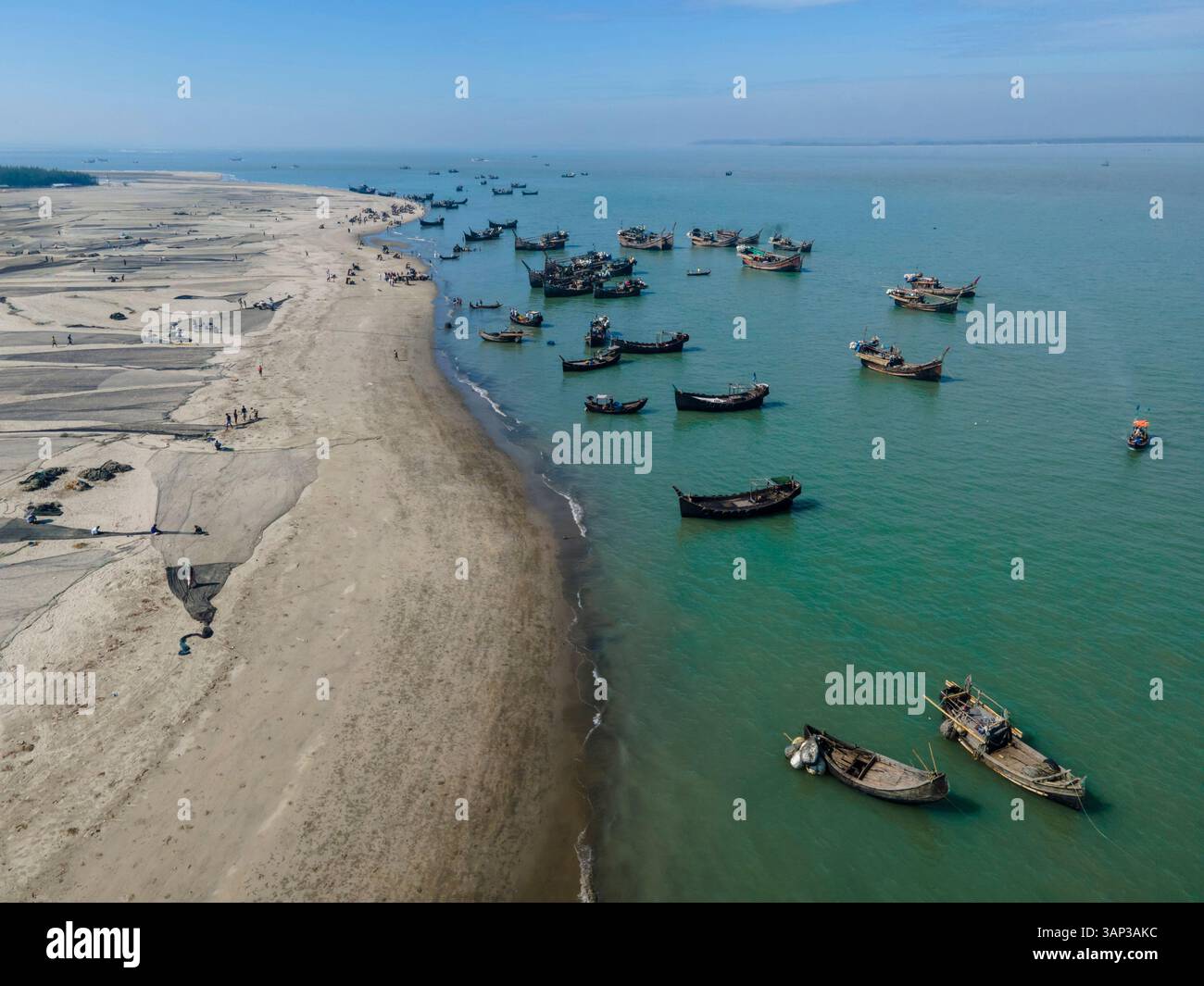 Vue aérienne des bateaux de pêche à Fishery Ghat par la belle plage de sable et l'eau claire, Cox Bazar, Bangladesh. Banque D'Images