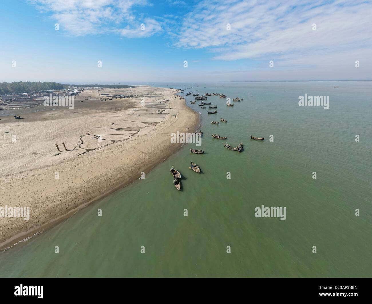 Vue aérienne de bateaux de pêche à Fishery Ghat le long de la côte du golfe du Bengale, Cox Bazar, Bangladesh. Banque D'Images