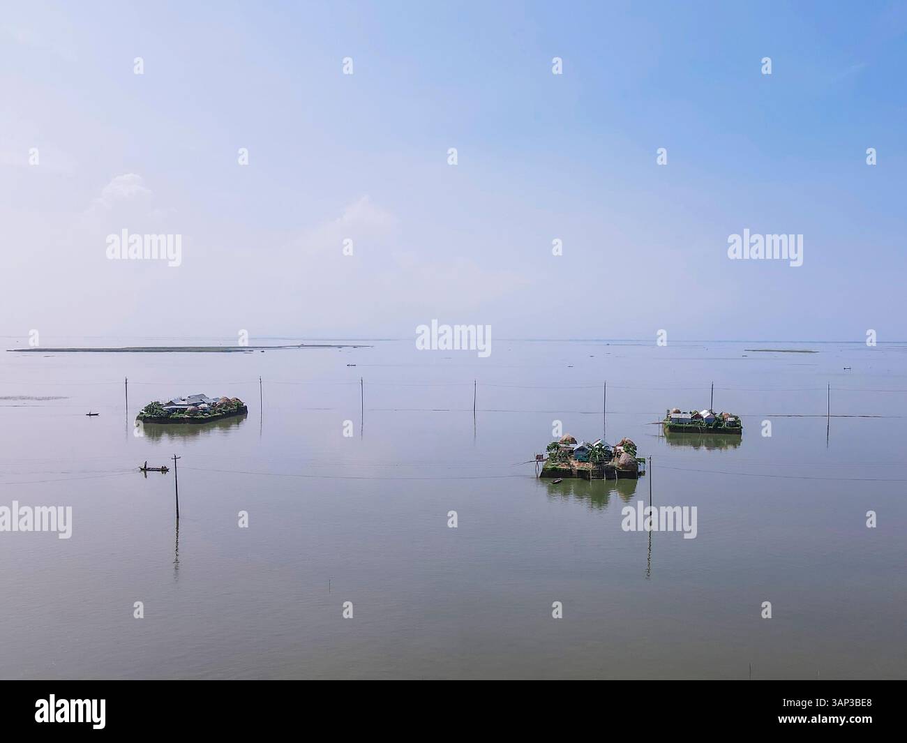 Vue aérienne des maisons inondées et des bateaux tranquilles dans la région de Hor, Kishoreganj, Bangladesh. Banque D'Images