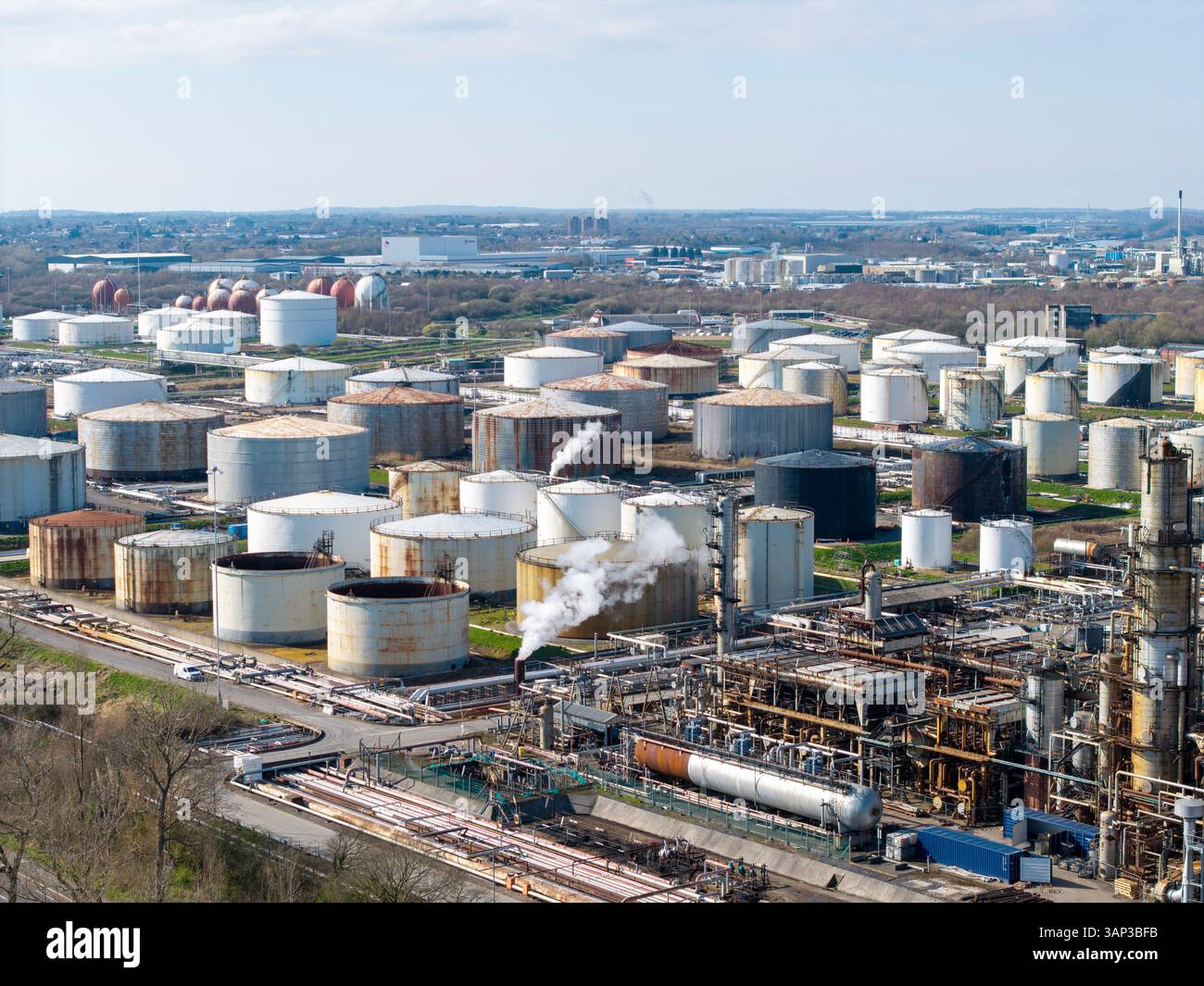 Vue aérienne des réservoirs de stockage de la raffinerie Stanlow Oil, Ellesmere Port, Cheshire, Angleterre Banque D'Images