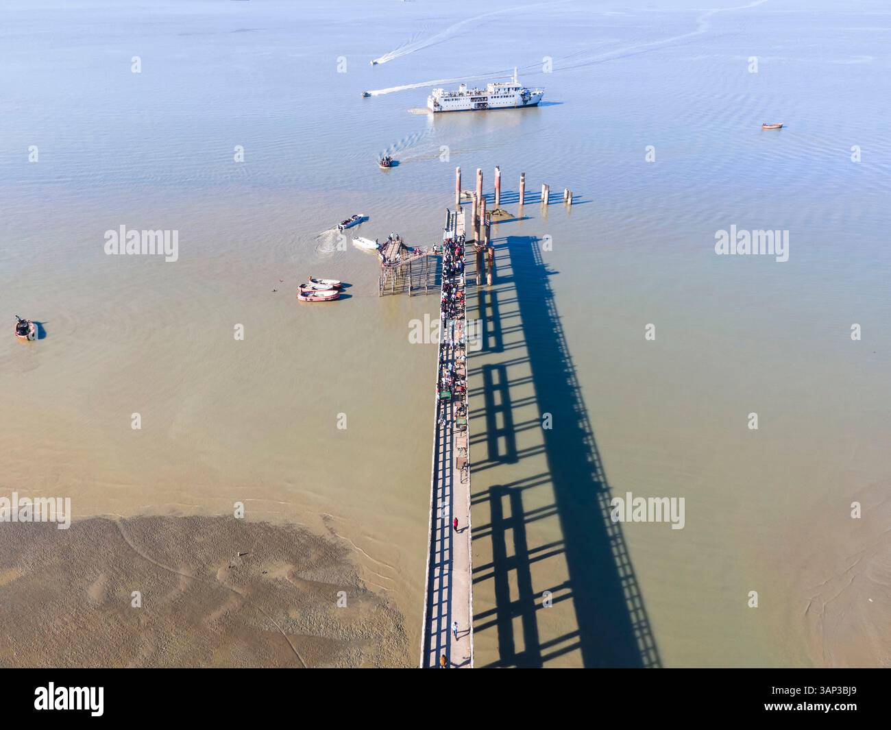 Vue aérienne du pont de Kumira et ghat avec des bateaux et ferry sur l'eau calme, Chittagong, Bangladesh. Banque D'Images