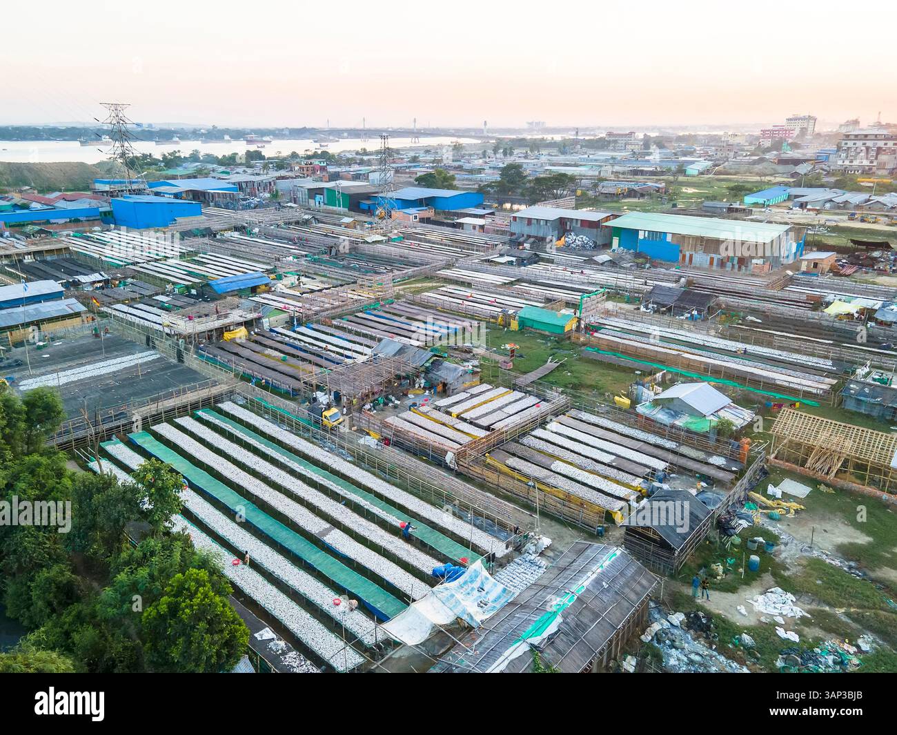 Vue aérienne de la transformation du poisson avec des techniques traditionnelles et des bâtiments industriels sous ciel bleu, Chittagong, Bangladesh. Banque D'Images