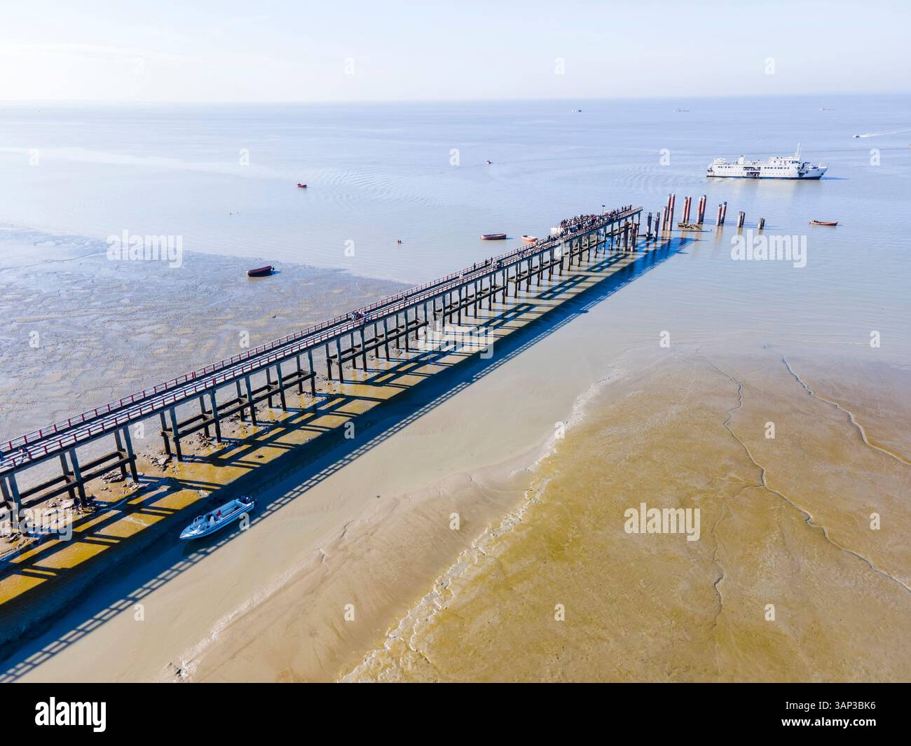 Vue aérienne du pont Kumira et de la jetée avec des bateaux sur l'eau calme, Chittagong, Bangladesh. Banque D'Images