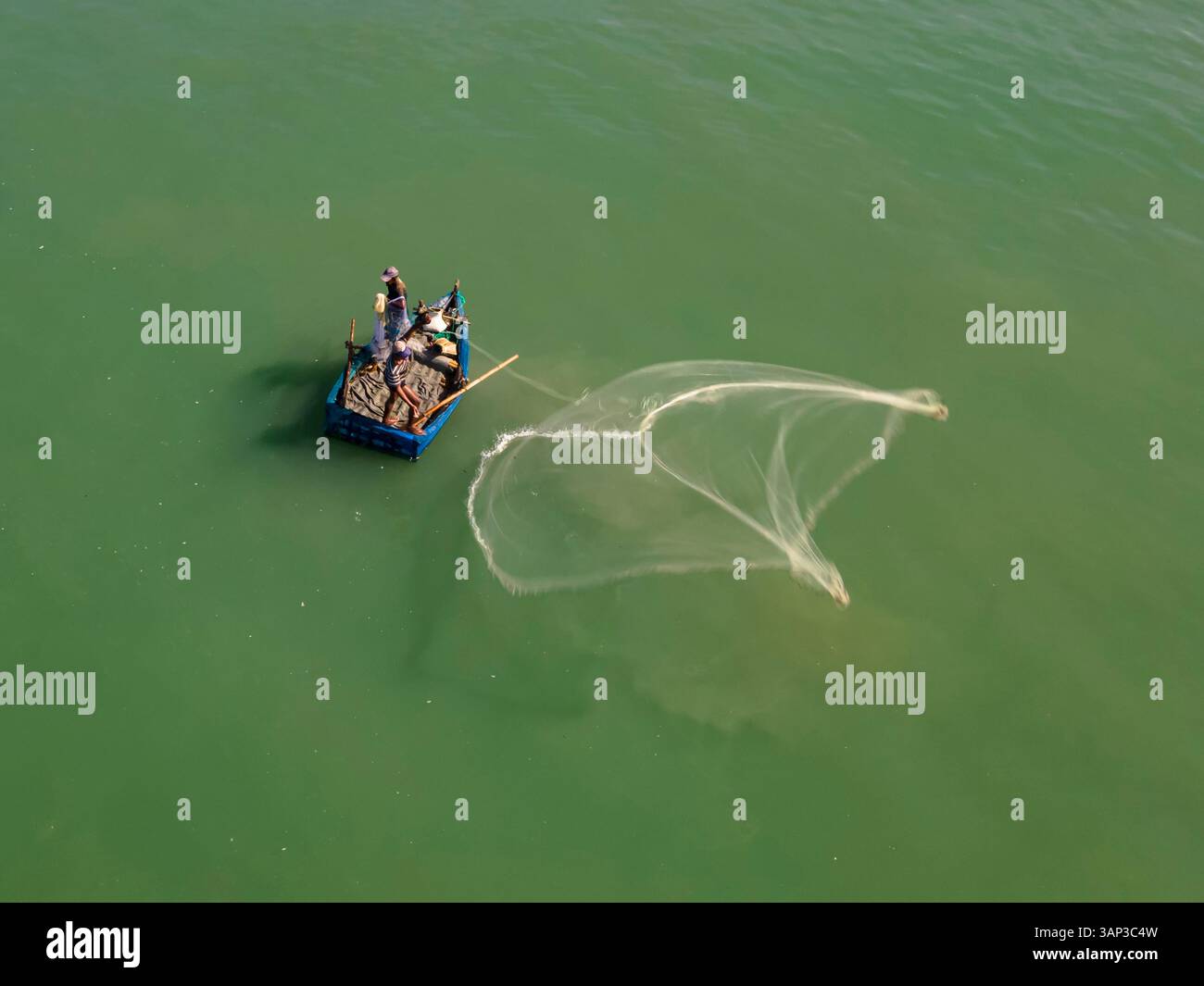 Vue aérienne de la pêche avec des filets à un ghat de pêche dans la baie sereine du Bengale, Cox Bazar, Bangladesh. Banque D'Images