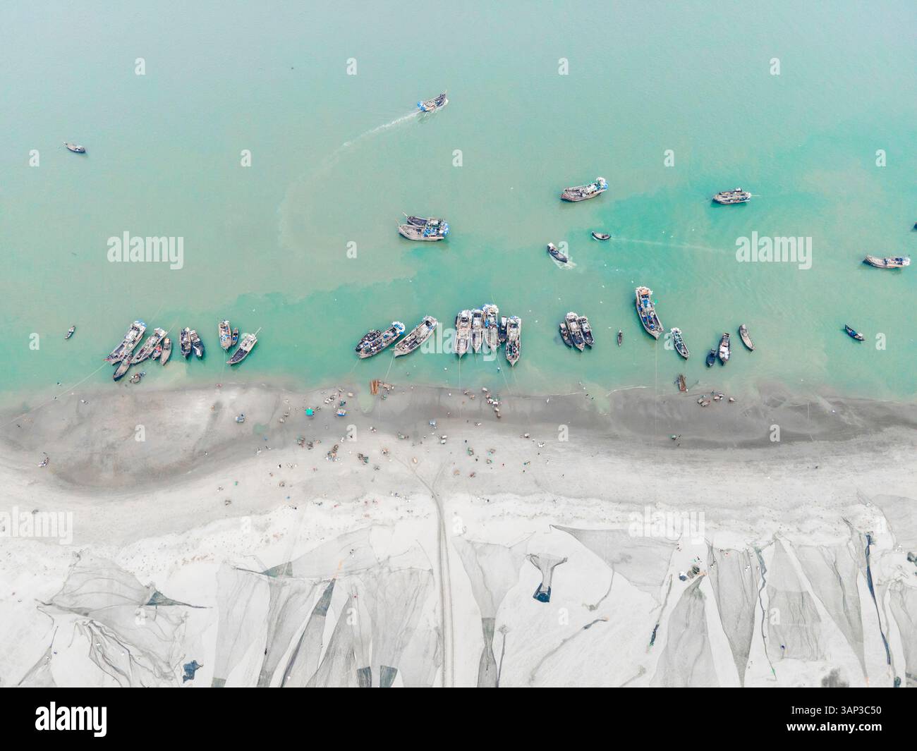 Vue aérienne de bateaux de pêche à Fishery Ghat dans la baie sereine du Bengale, Cox Bazar, Bangladesh. Banque D'Images
