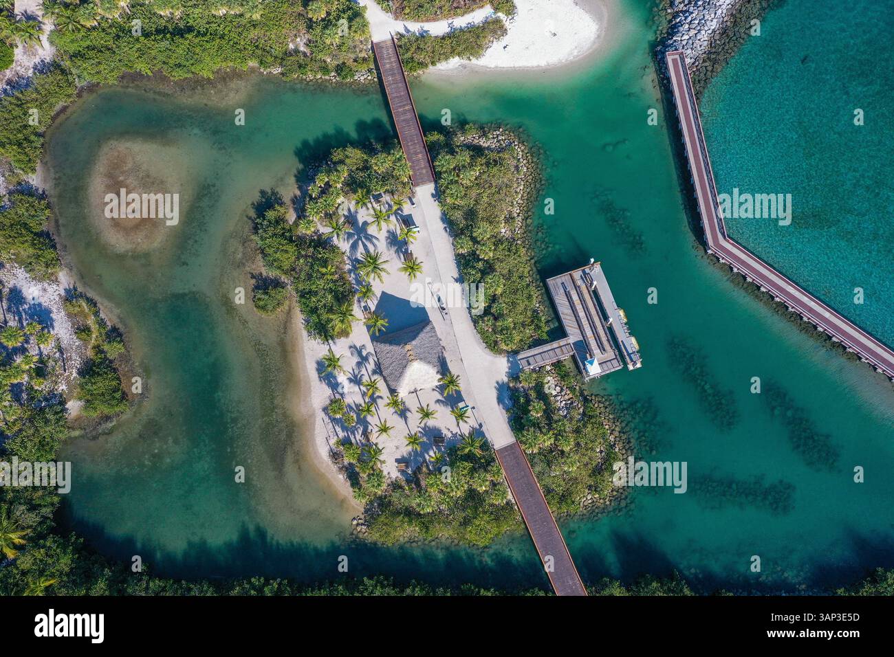 Vue aérienne d'une zone d'abri sur Peanut Island Park entourée d'eaux bleues claires et d'une passerelle qui les relie près de Riviera Beach, Floride, États-Unis. Banque D'Images