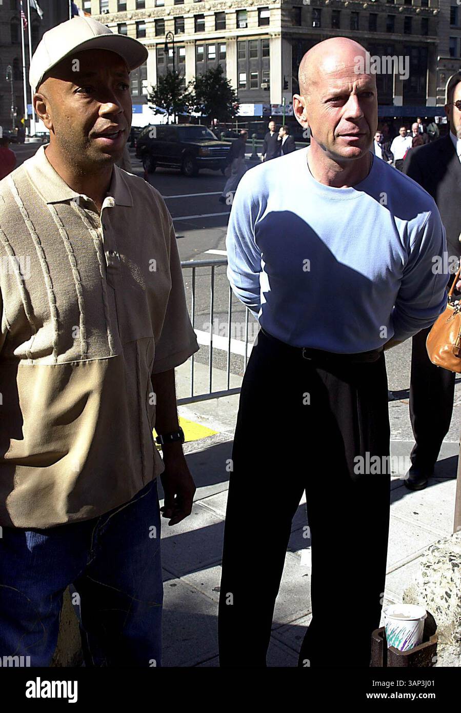 2002 NYC, NY : PARTICIPANTS BRUCE WILLIS ET RUSSELL SIMMONS. L'alliance exige que le gouverneur George Pataki règle le procès de l'école ''dites que les actions parlent plus fort que les mots ; l'éducation de 8e année n'est pas suffisante'' sur les marches de la Cour suprême de l'État de New York. (Crédit image : © Globe photos/ZUMA Wire) Banque D'Images