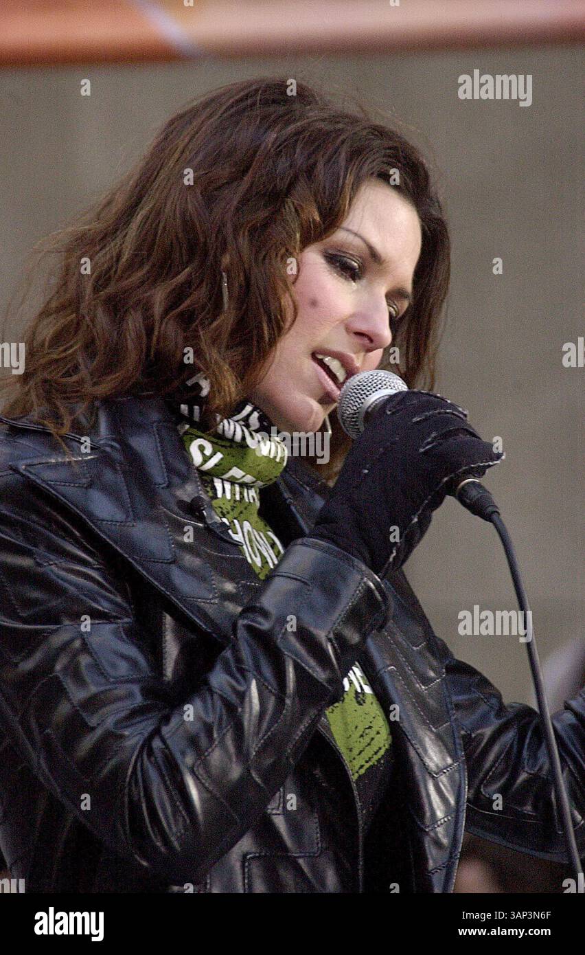 JANVIER 1, 2011 - K27532JKRON SD11/26/02.SHANIA TWAIN SE PRODUIT À LA SÉRIE DE CONCERTS POST-ÉTÉ DE NBC AU ROCKEFELLER CENTER,.NYC..SHANIA TWAIN. JOHN KRONDES/(crédit image : © Globe photos/ZUMAPRESS.com) Banque D'Images