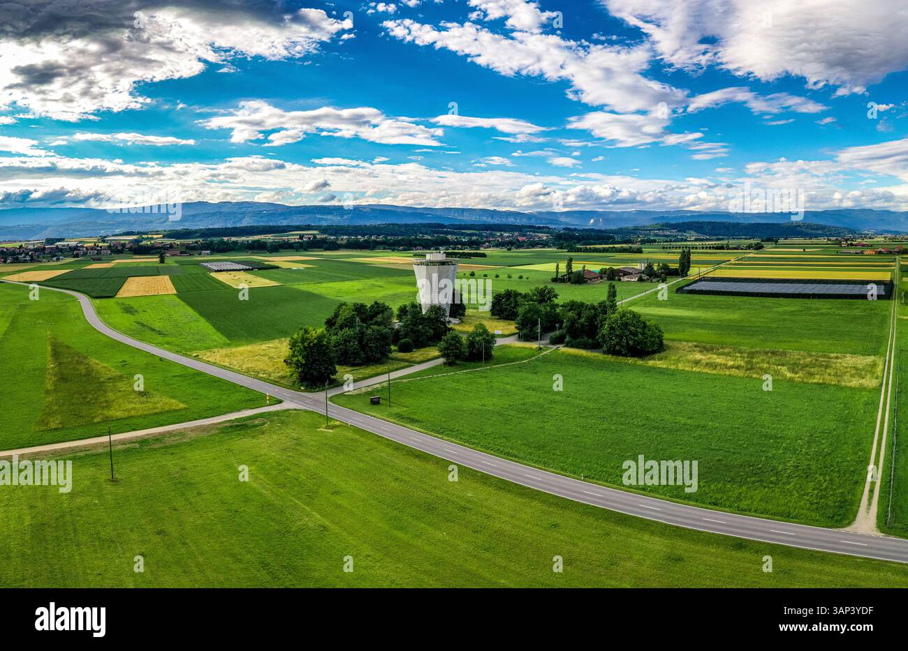 Vue aérienne des champs luxuriants et de la station de pompage à eau, Walperswil, Suisse. Banque D'Images