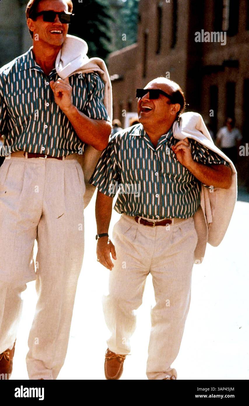 JAN. 1, 2011 - F7629.TWINS ''FILM STILL''. ARNOLD SCHWARZENEGGER ET DANNY DEVITO. FOURNI PAR :(image de crédit : © Globe photos/ZUMAPRESS.com) Banque D'Images