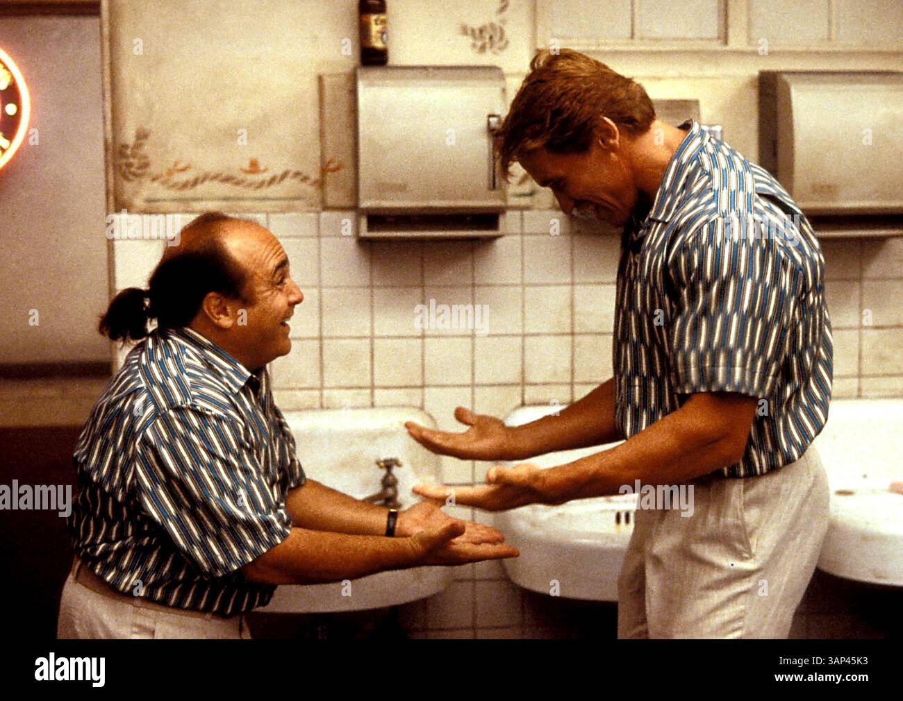 JAN. 1, 2011 - F7629.TWINS ''FILM STILL''. ARNOLD SCHWARZENEGGER ET DANNY DEVITO. FOURNI PAR :(image de crédit : © Globe photos/ZUMAPRESS.com) Banque D'Images