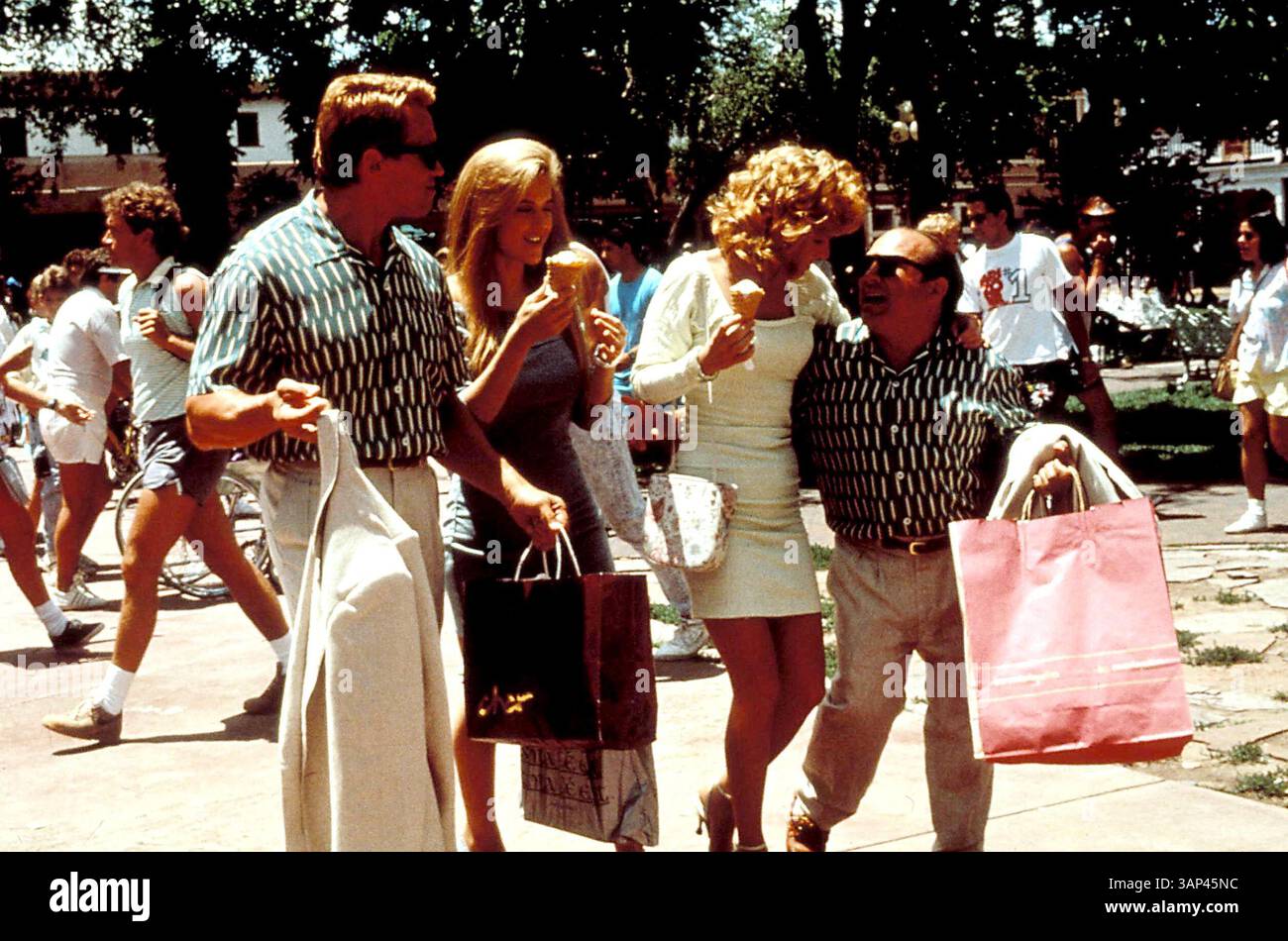 JAN. 1, 2011 - F7629.TWINS ''FILM STILL''. ARNOLD SCHWARZENEGGER ET DANNY DEVITO . FOURNI PAR :(image de crédit : © Globe photos/ZUMAPRESS.com) Banque D'Images