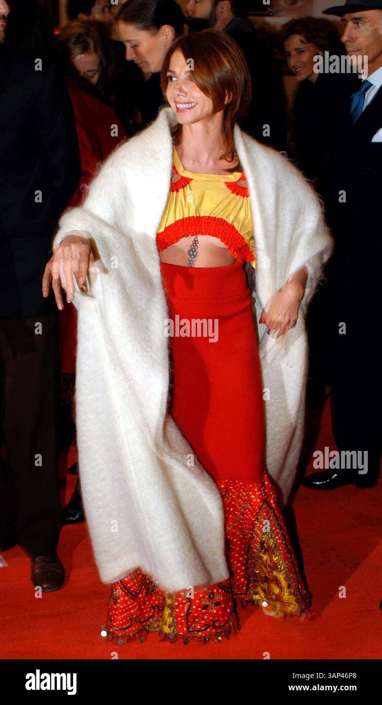 1er janvier 2011 - VICTORIA ABRIL. ACTRICE ESPAGNOLE, LAURÉATE DU PRIX EUROPÉEN POUR LA RÉALISATION DANS LE CINÉMA MONDIAL LORS DE LA 15ÈME CÉRÉMONIE ANNUELLE DES PRIX DU CINÉMA EUROPÉEN, TEATRO DELL'OPERA, ROMA, ITALIE. Italie 12/7/2002 .. CRÉDIT OBLIGATOIRE ! ! : â©Riccardo/NEWSPIX INTERNATIONAL/ si la photo n'est pas mise en ligne, un supplément de 100% de frais de reproduction sera facturé)(image crédit : © Globe photos/ZUMAPRESS.com) Banque D'Images