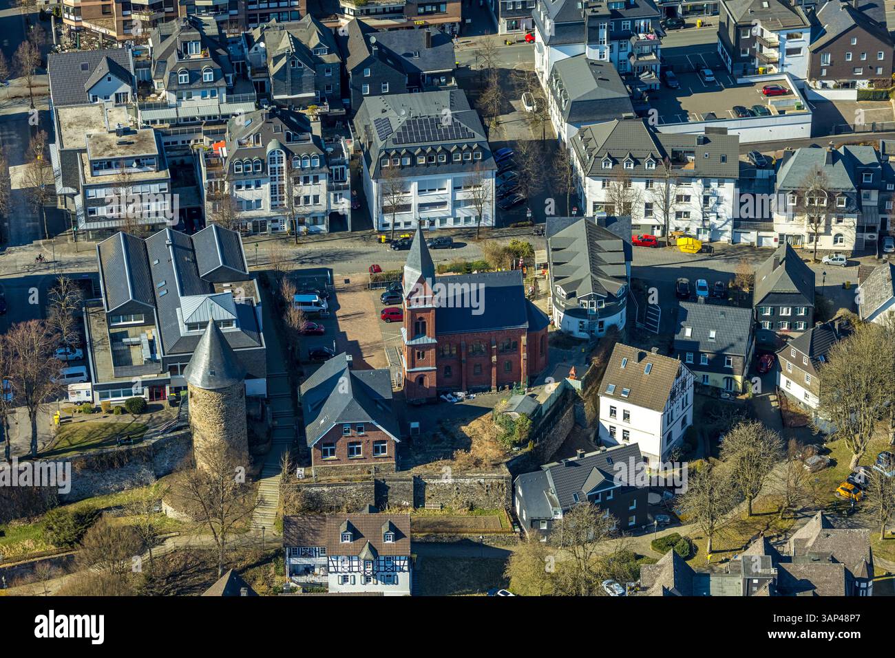 Luftbild, Stadtmauer mit Hexenturm, Evang. Kirche Olpe, OT Olpe Jugendzentrum und Kinderzentrum, Wohngebiet Frankfurter Straße, Olpe-Stadt, Olpe, Sauerland, Nordrhein-Westfalen, Deutschland ACHTUNGxMINDESTHONORARx60xEURO *** vue aérienne, mur de la ville avec tour de sorcière, église Evang Olpe, centre de jeunesse OT Olpe et centre pour enfants, quartier résidentiel Frankfurter Straße, Olpe ville, Olpe, Sauerland, Rhénanie du Nord-Westphalie, Allemagne ACHTUNGxMINDESTHONORARx60xEURO Banque D'Images