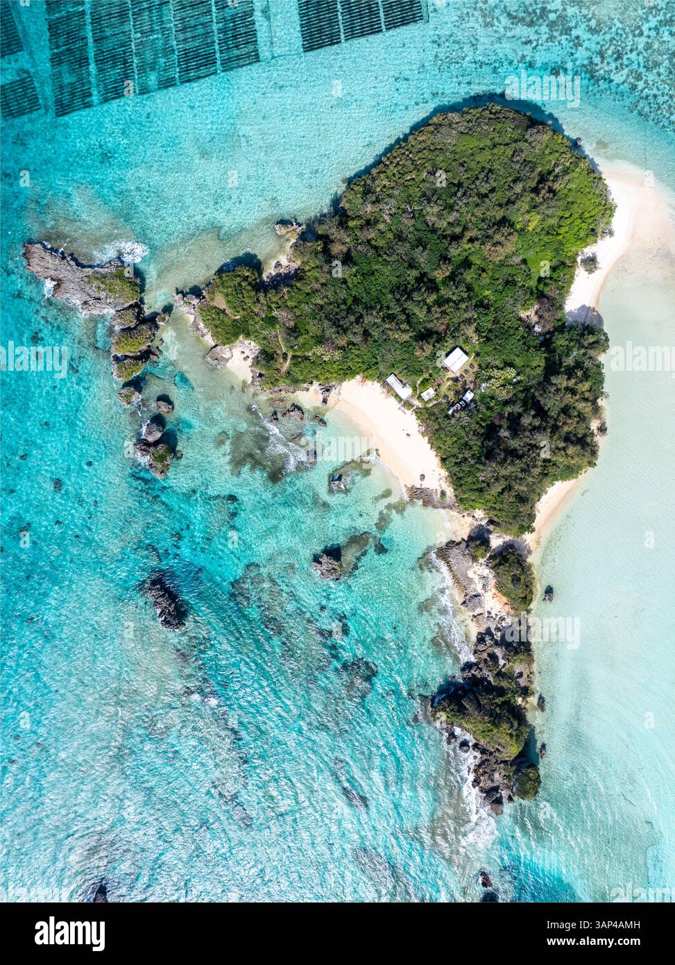 Vue aérienne de la belle île tropicale avec des eaux turquoises et des plages de sable, Yojima, Okinawa, Japon. Banque D'Images