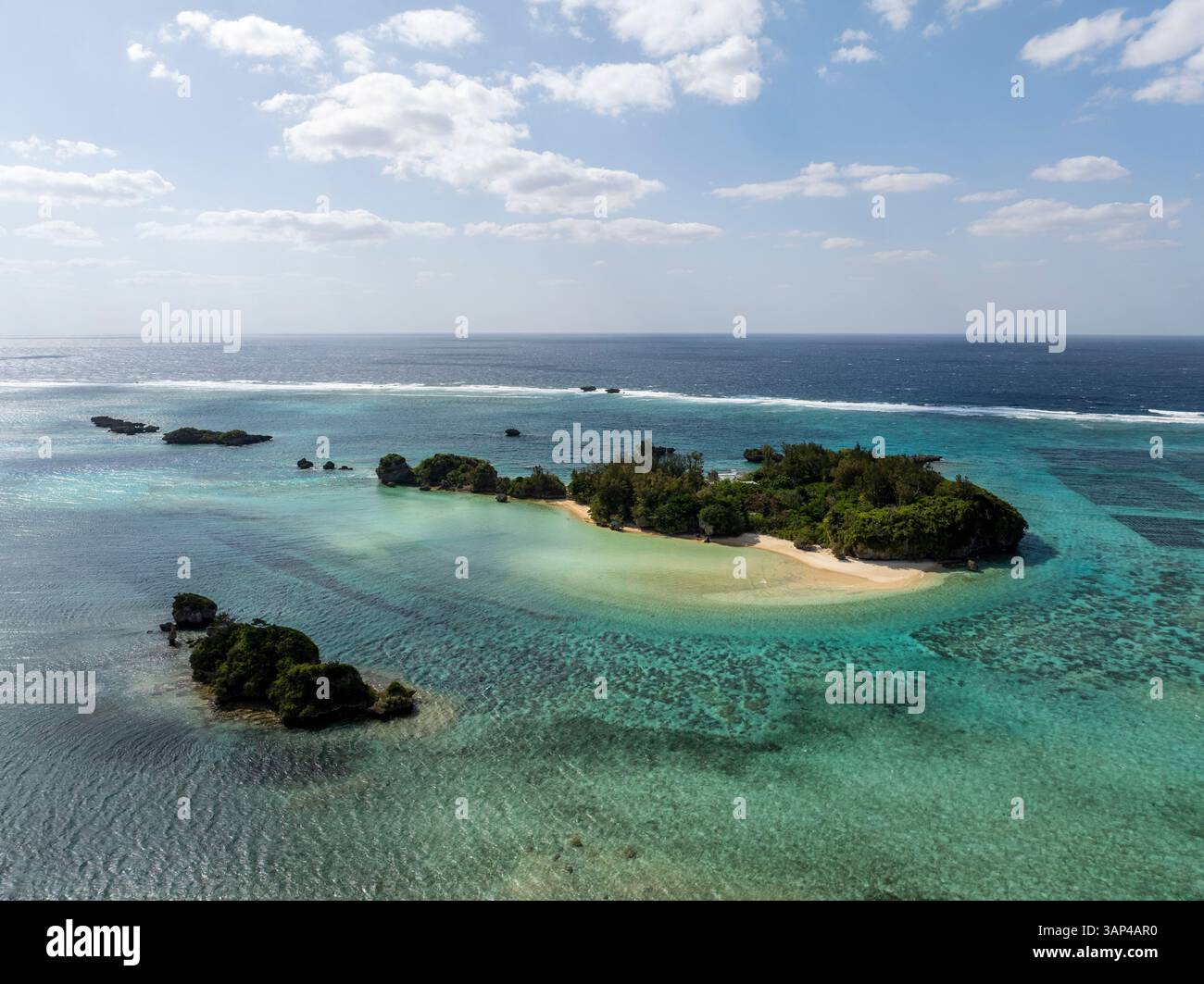 Vue aérienne de la belle île de Yojima avec océan turquoise et plage sereine, Onna son, district de Kunigami, Japon. Banque D'Images