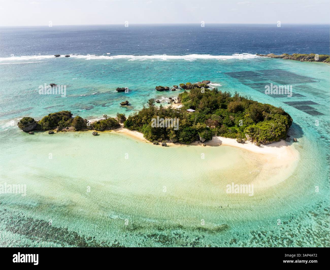 Vue aérienne de la belle île tropicale Yojima avec océan turquoise et plage de sable, Onna son, Okinawa, Japon. Banque D'Images
