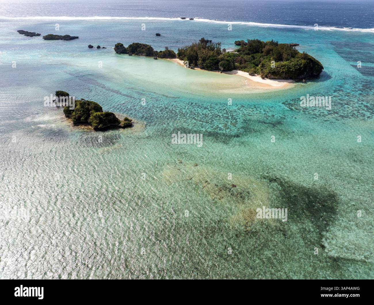 Vue aérienne de l'île vierge de Yojima avec des eaux turquoises et une belle plage, Onna son, district de Kunigami, Japon. Banque D'Images