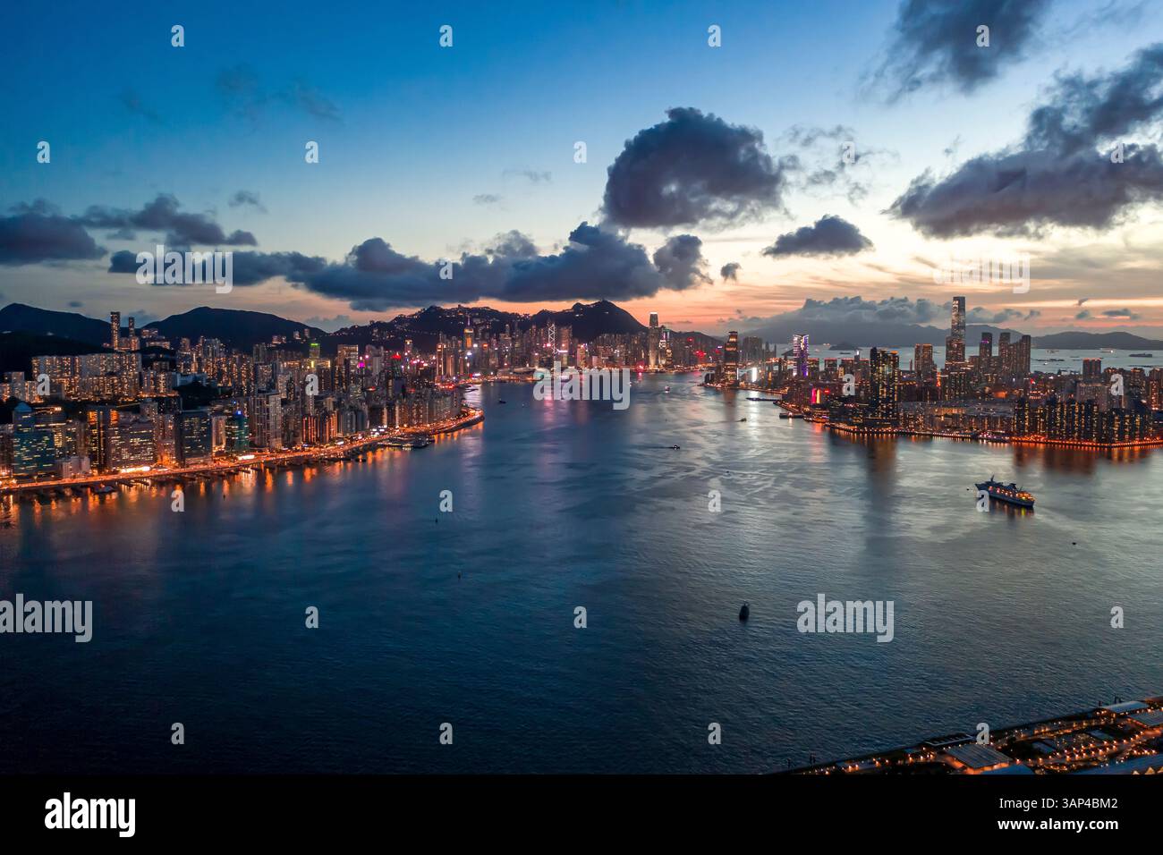 Vue aérienne de l'île de Hong Kong depuis le terminal de croisière de Kai Tak, district de Kwun Tong, Hong Kong. Banque D'Images