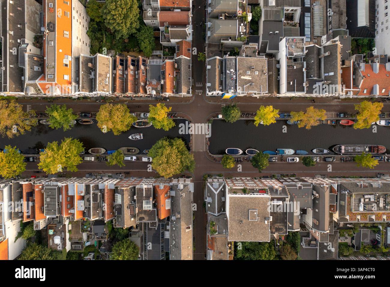 Vue aérienne du canal d'Amsterdam depuis le haut, vue de plusieurs bateaux ancrés le long de la rivière dans le centre-ville, Amsterdam, pays-Bas. Banque D'Images Vue aérienne du canal d'Amsterdam depuis le haut, vue de plusieurs bateaux ancrés le long de la rivière dans le centre-ville, Amsterdam, pays-Bas. Banque D'Images