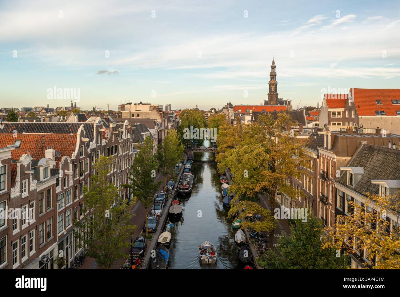 Vue aérienne d'un bateau naviguant dans le canal d'Amsterdam au coucher du soleil, Amsterdam, pays-Bas. Banque D'Images Vue aérienne d'un bateau naviguant dans le canal d'Amsterdam au coucher du soleil, Amsterdam, pays-Bas. Banque D'Images