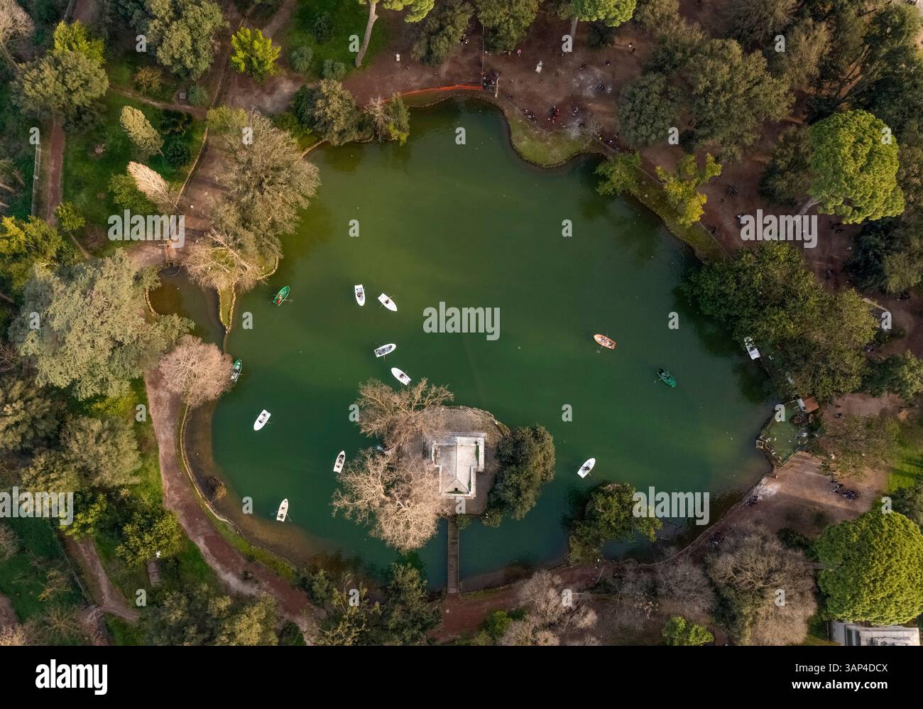 Vue aérienne de petits bateaux dans un petit lac dans un jardin public près du temple Esculapio, Rome, Latium, Italie. Banque D'Images