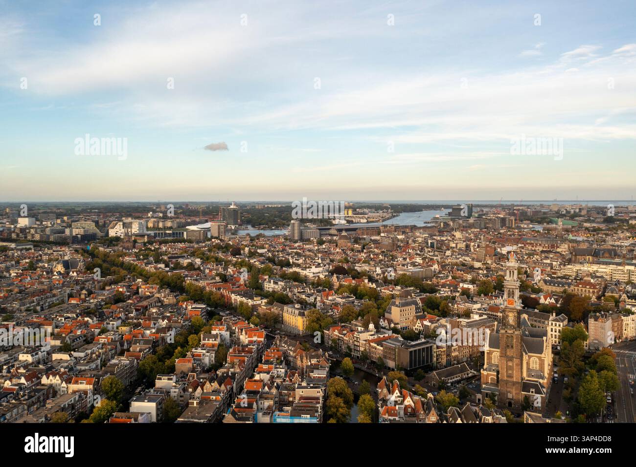 Vue aérienne du centre-ville d'Amsterdam au coucher du soleil avec la rivière Buiten en arrière-plan, Amsterdam, pays-Bas. Banque D'Images Vue aérienne du centre-ville d'Amsterdam au coucher du soleil avec la rivière Buiten en arrière-plan, Amsterdam, pays-Bas. Banque D'Images