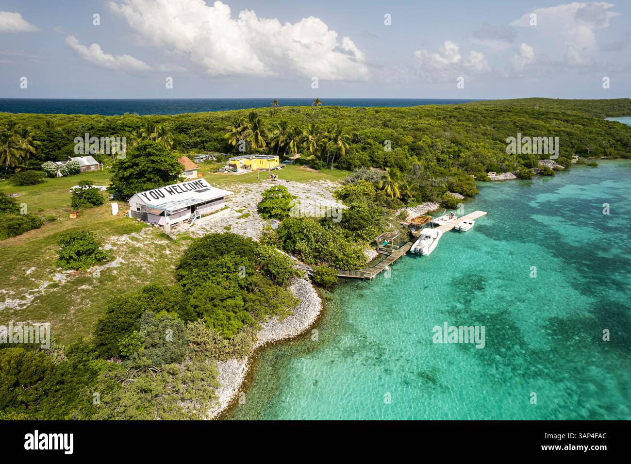 Vue aérienne d'un restaurant de fruits de mer Bahamiani avec quai de bateau privé, les Bahamas. Banque D'Images