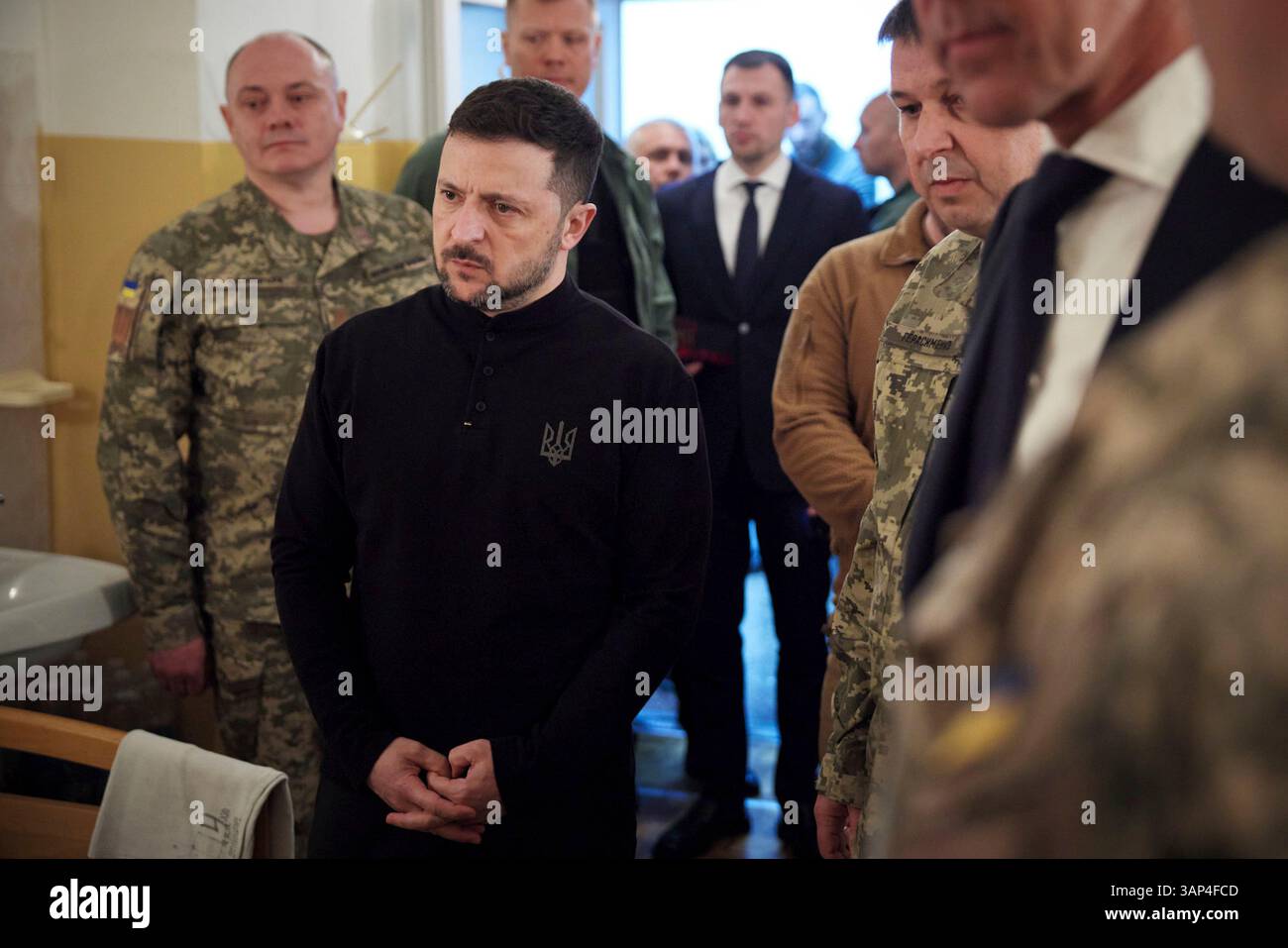 Odessa, Ukraine. 15 avril 2025. Le président ukrainien Volodymyr Zelenskyy, à gauche, écoute un exposé du personnel médical lors d’une visite avec le secrétaire général de l’OTAN Mark Rutte dans un hôpital militaire, le 15 avril 2025 à Odessa, en Ukraine. Crédit : Présidence ukrainienne/Bureau de presse présidentiel ukrainien/Alamy Live News Banque D'Images