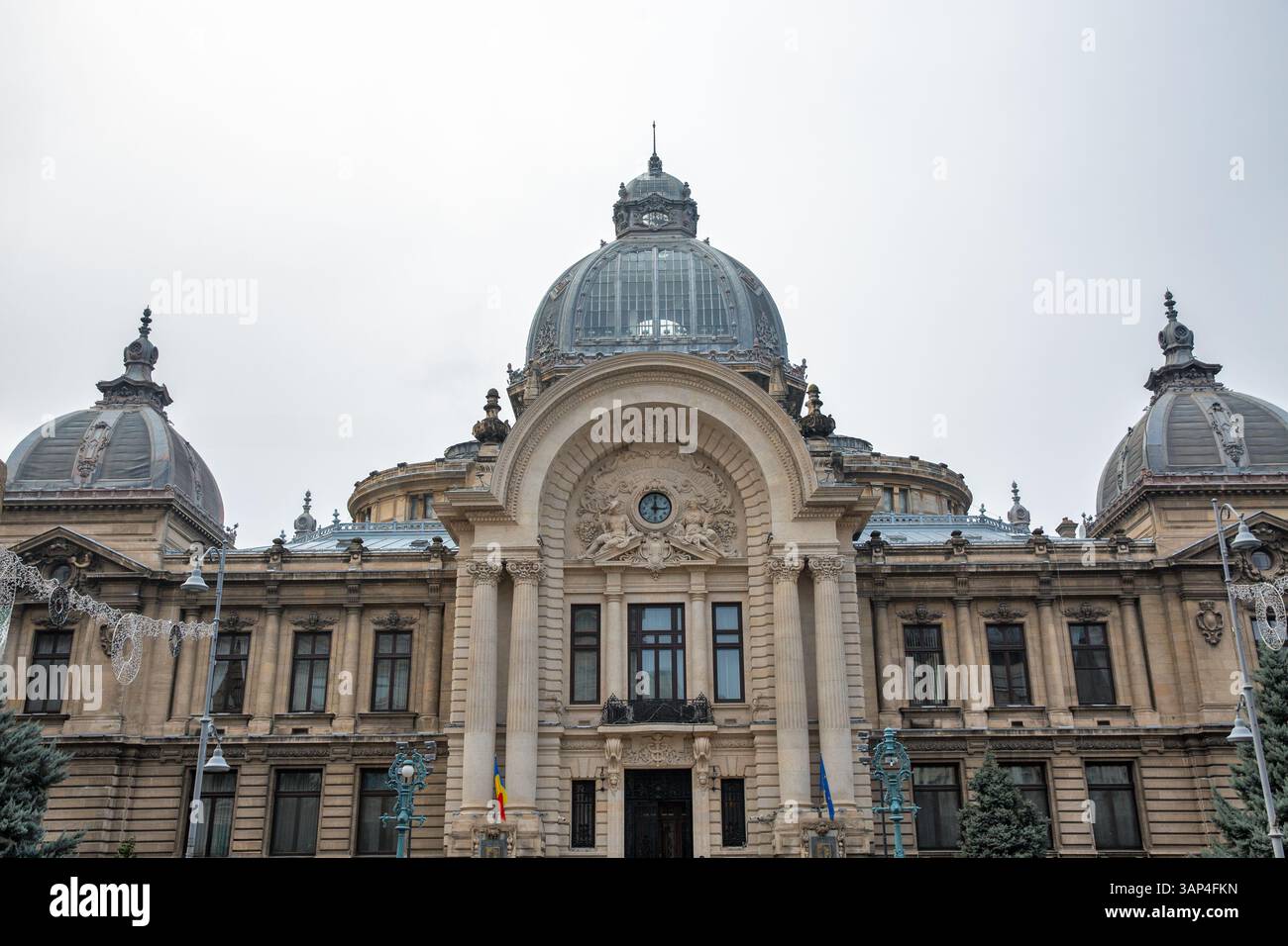 Bucarest, Roumanie - 31 décembre 2024 : façade du siège de la banque CEC (1887) dans le centre-ville. Il s'agit d'une institution bancaire roumaine appartenant à l'État. Banque D'Images