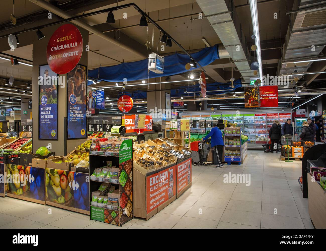 Bucarest, Roumanie - 31 décembre 2024 : visite de la multinationale française Carrefour Inside. C'est une multinationale française de détail et d'ensemble Banque D'Images