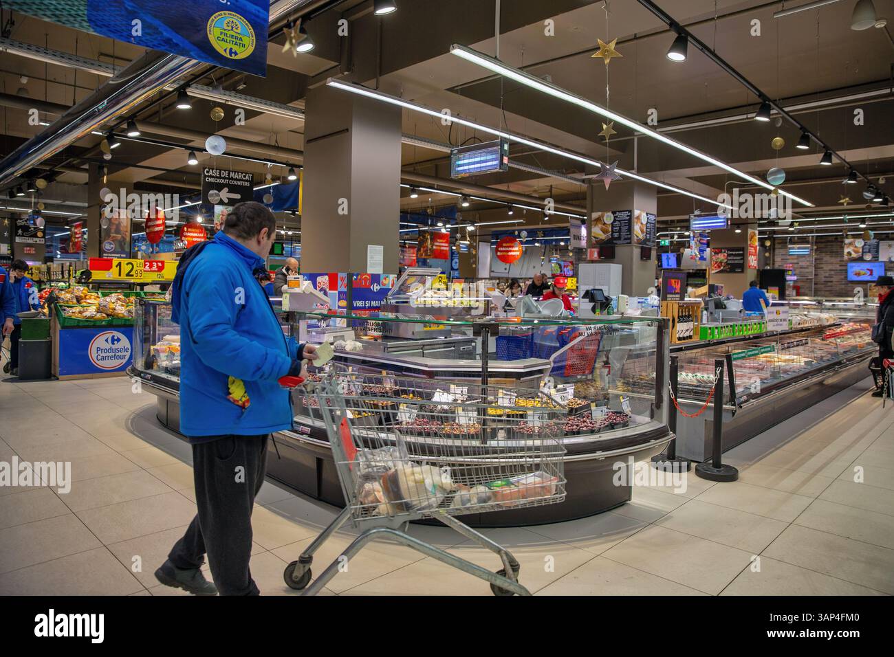 Bucarest, Roumanie - 31 décembre 2024 : visite de la multinationale française Carrefour Inside. C'est une multinationale française de détail et d'ensemble Banque D'Images
