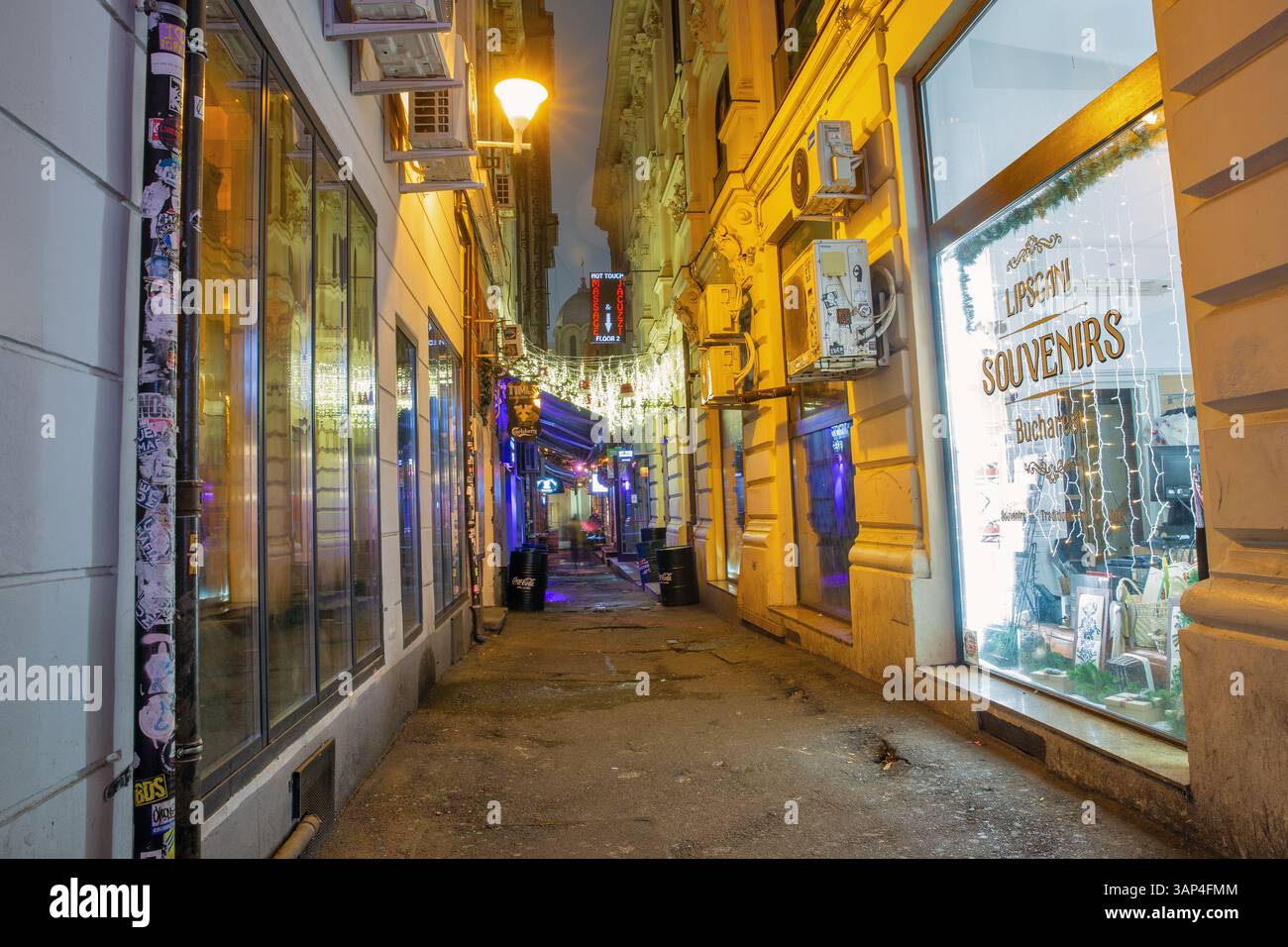 Bucarest, Roumanie - 31 décembre 2024 : rue nocturne de la vieille ville située dans le centre-ville et connue pour sa vie nocturne. Vue sur la rue avec vieux b Banque D'Images