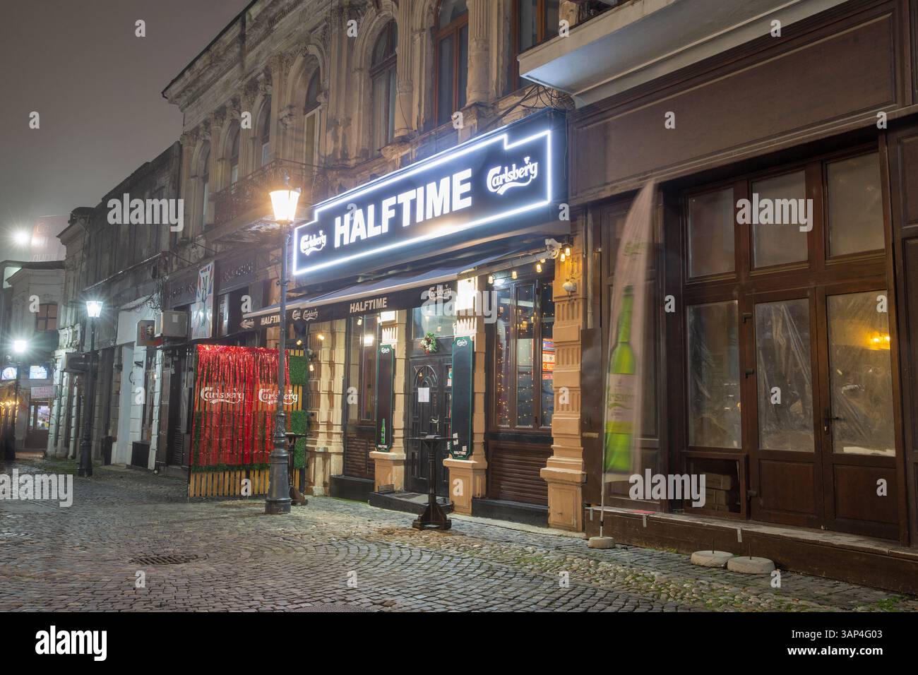 Bucarest, Roumanie - 31 décembre 2024 : rue nocturne de la vieille ville située dans le centre-ville et connue pour sa vie nocturne. Vue sur la rue avec vieux b Banque D'Images