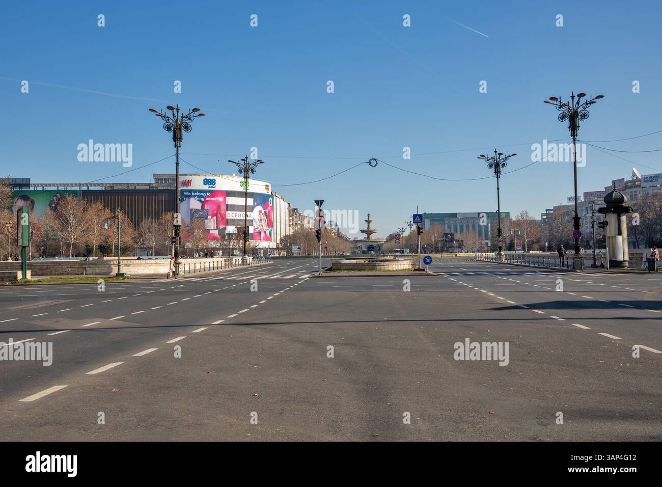 Bucarest, Roumanie - 01 janvier 2025 : Union ou place Unirii par temps ensoleillé. Centre commercial Unirea en arrière-plan. Banque D'Images