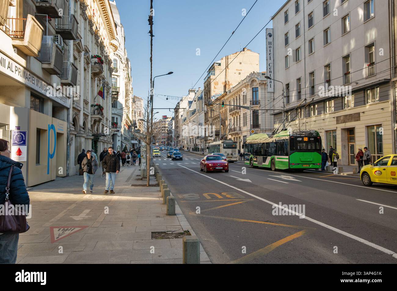 Bucarest, Roumanie - 01 janvier 2025 : les gens marchent le long du boulevard Regina Elisabeta dans le centre-ville. Banque D'Images