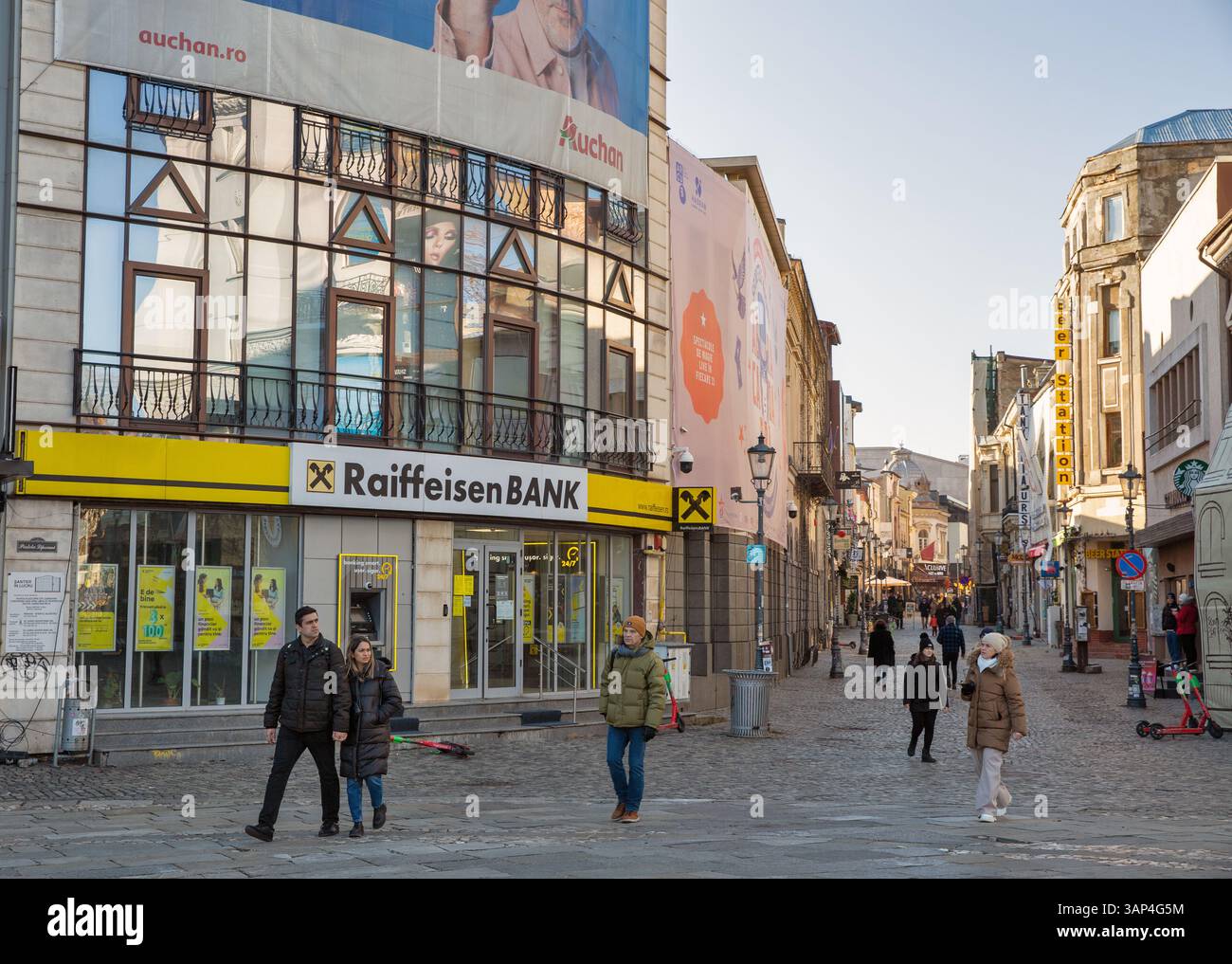 Bucarest, Roumanie - 01 janvier 2025 : façade de la branche de rue de la banque Raiffeisen dans la vieille ville. Un logo de Raiffeisen Bank, banque multinationale autrichienne Banque D'Images