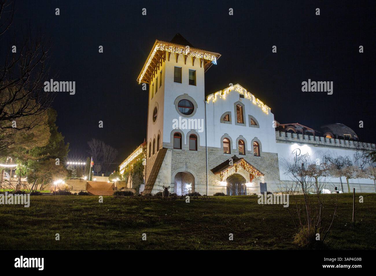 Purcari, Moldavie - 03 janvier 2025 : façade du bâtiment de la cave Purcari la nuit. Purcari Winery a pénétré plus de 30 marchés en Europe, en Amérique du Nord et Banque D'Images