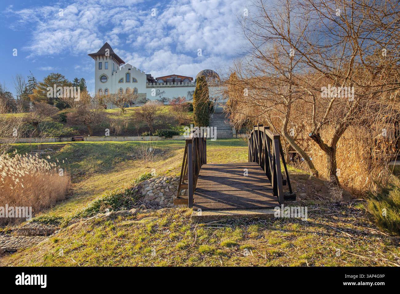 Purcari, Moldavie - 03 janvier 2025 : façade de bâtiment de cave de vinification Purcari avec jardin. Purcari Winery a pénétré plus de 30 marchés en Europe, en Amérique du Nord A. Banque D'Images